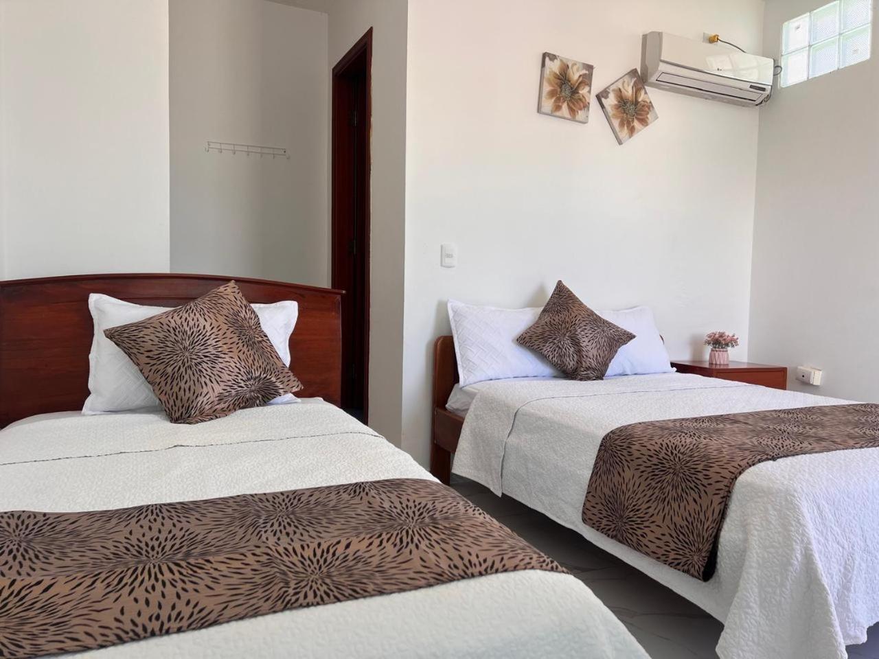 Hostal Carliza Puerto Ayora  Luaran gambar