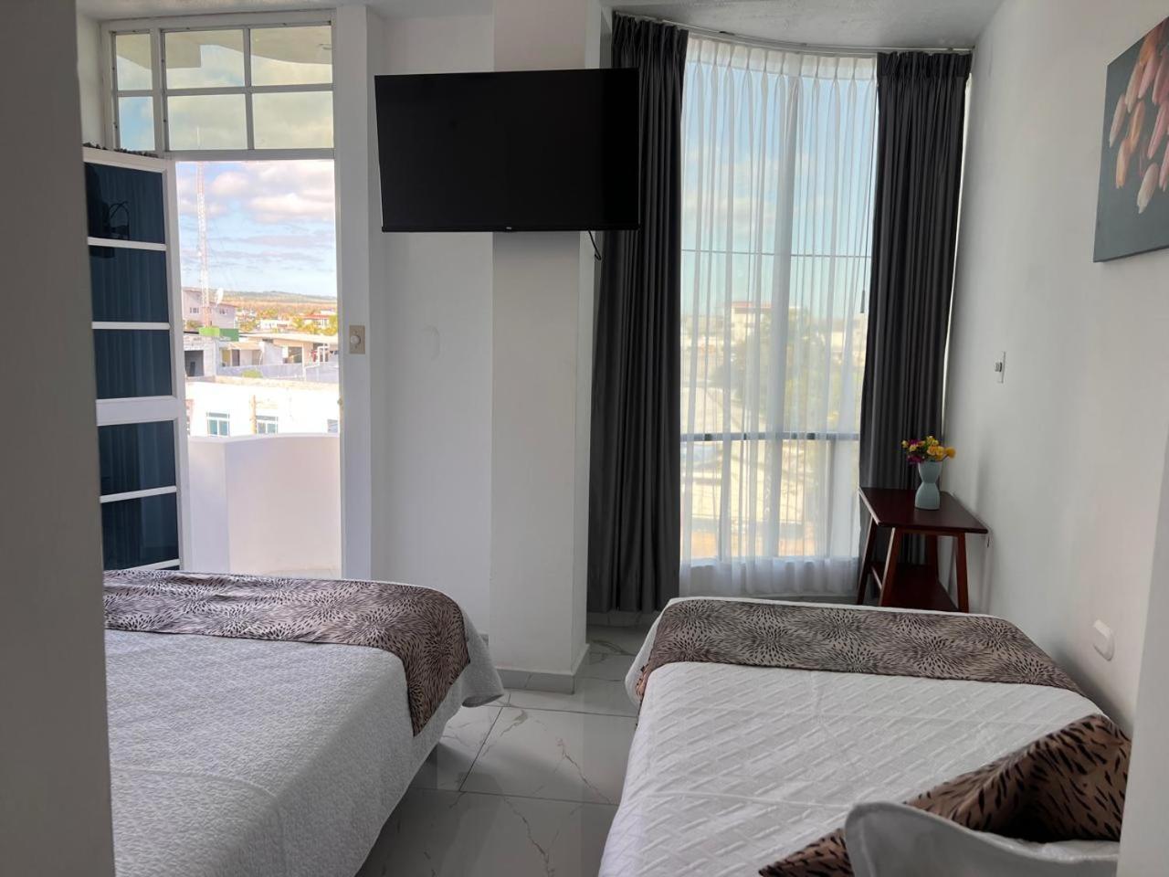 Hostal Carliza Puerto Ayora  Luaran gambar