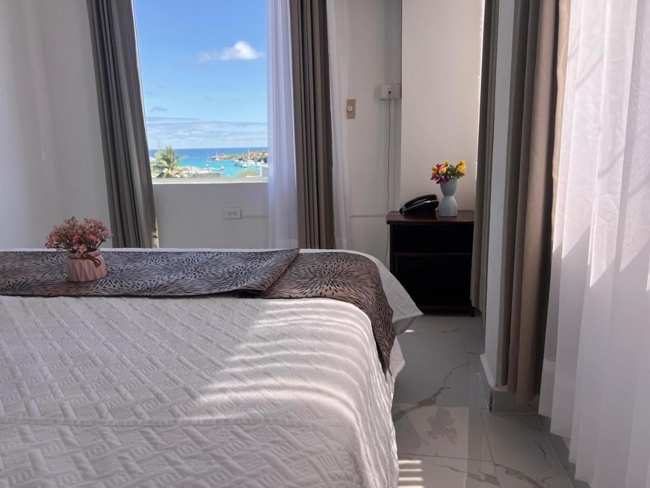 Hostal Carliza Puerto Ayora  Luaran gambar